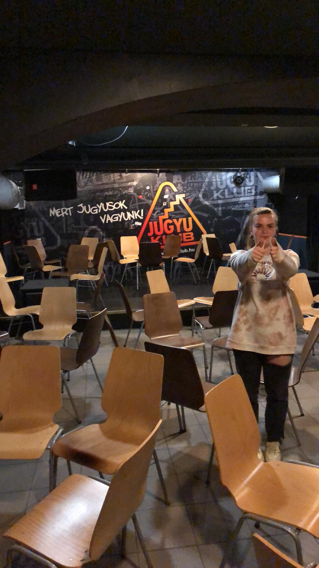 Rendezkedés a klubban a KMK 0.-dik napján.